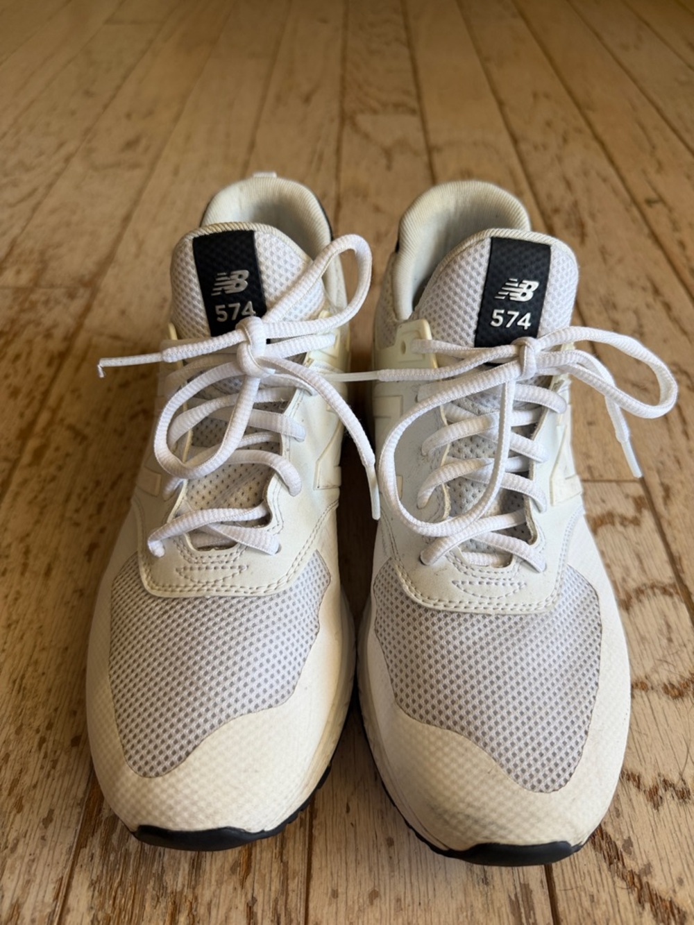 New Balance 574 White Low-Top Sneakers Size 7.5